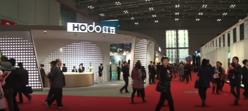 服博會(huì)上，“智慧紅豆”關(guān)注度“爆表”